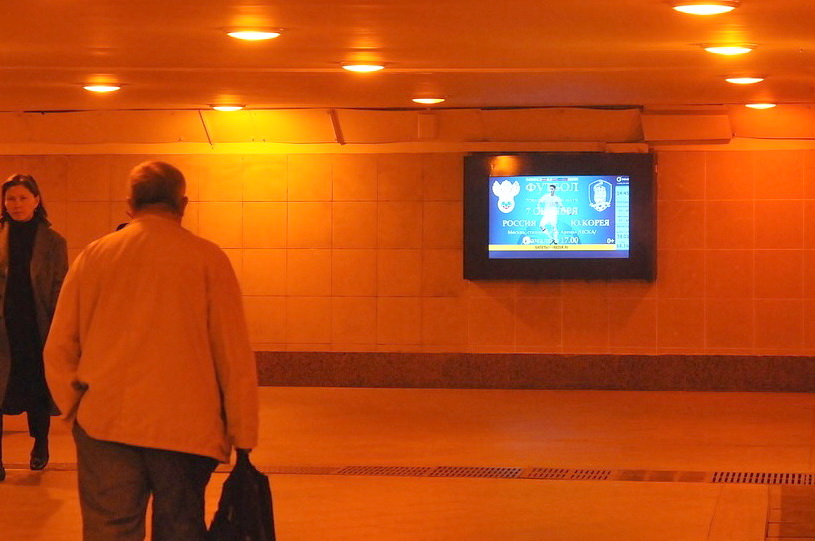 Реклама в подземном переходе у станции метро Сухаревская в Москве