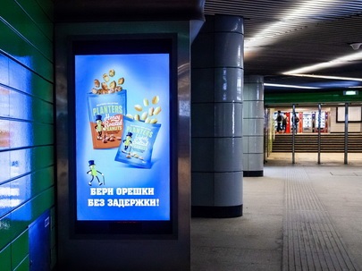 Реклама на лайтбоксах автоматов в переходах метро