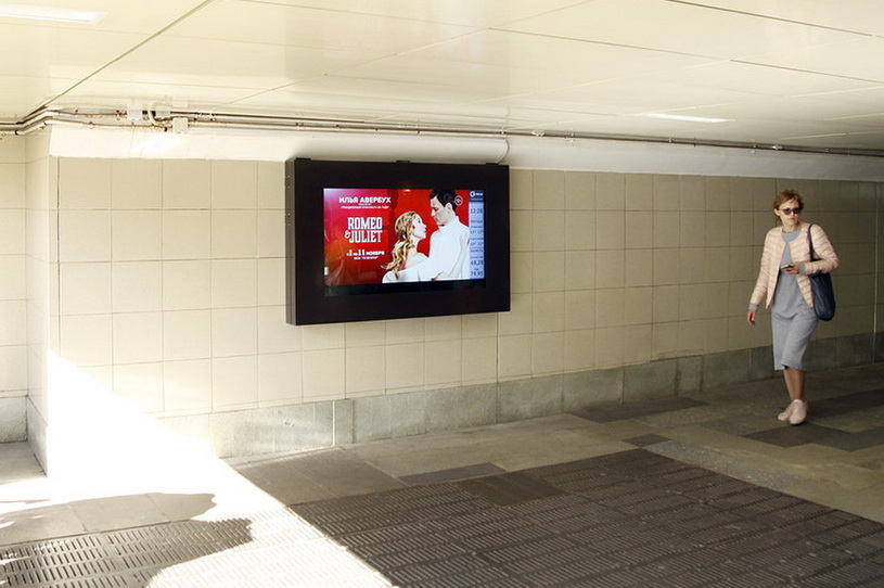Реклама у метро Электрозаводская в переходе
