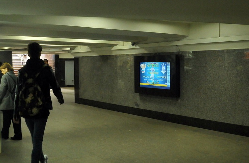 реклама в подземном переходе у станции метро Авиамоторная в Москве