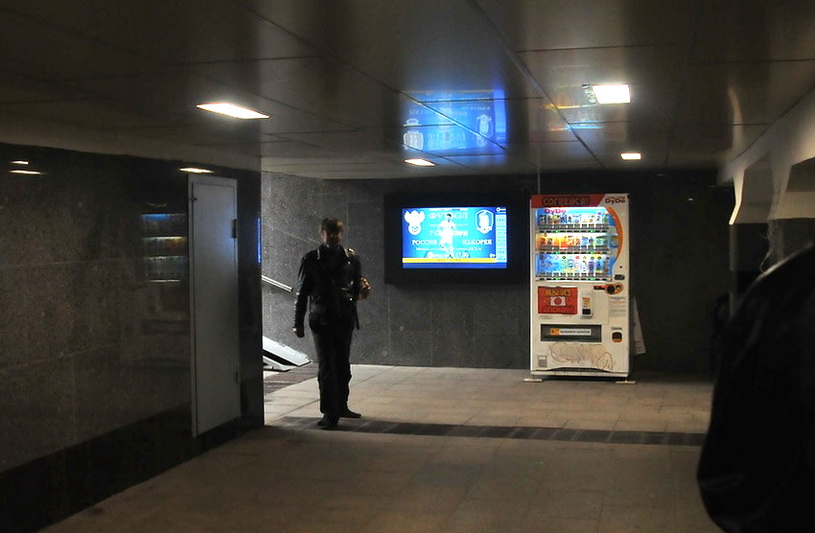 Реклама в подземном переходе у станции метро Октябрьская в Москве
