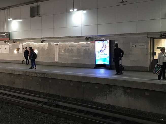 Реклама на станции Площадь Гагарина на платформе 2