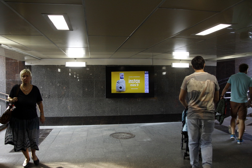 Реклама у станции метро Краснопресненская в Москве