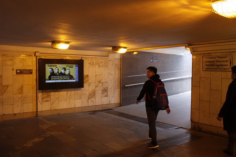Реклама у станции метро Рижская в Москве